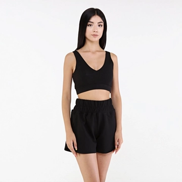 Bir model, Evable toptan giyim markasının  Moer Sütyen - Siyah
 toptan Crop Top ürününü sergiliyor.