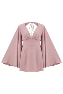 Bir model, Evable toptan giyim markasının 20095 - Basedonid Swan Dress - Pink toptan Elbise ürününü sergiliyor.