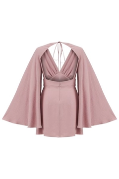 Bir model, Evable toptan giyim markasının 20095 - Basedonid Swan Dress - Pink toptan Elbise ürününü sergiliyor.