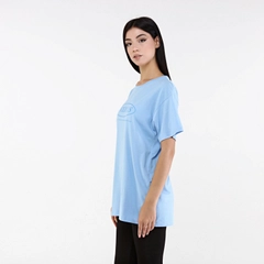 Una modella di abbigliamento all'ingrosso indossa 33560 - Anx Tshirt - Blue, vendita all'ingrosso turca di Maglietta di Evable