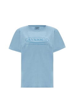 Bir model, Evable toptan giyim markasının 33560 - Anx Tshirt - Blue toptan Tişört ürününü sergiliyor.