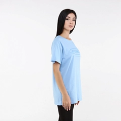 Bir model, Evable toptan giyim markasının 33560 - Anx Tshirt - Blue toptan Tişört ürününü sergiliyor.