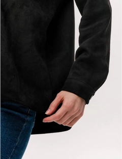 Модель оптовой продажи одежды носит eva10003-nubuck-lined-buttoned-front-wide-fit-shirt, турецкий оптовый товар Рубашка от Evable.