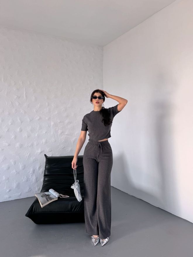 Ezgi Nisantasi Анцуг Crop Сив Дрехи на едро Небрежен