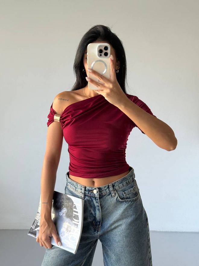 Ezgi Nisantasi Blusa Rojo Clarete Con Cuello De Un Hombro Ajuste Slim Y Crop Ropa al por mayor Casual