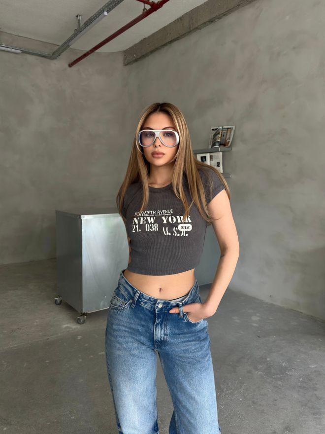 Ezgi Nisantasi Crop Top Grigio Con Stampa Lettere E Manica Raglan Abbigliamento all'ingrosso Casuale