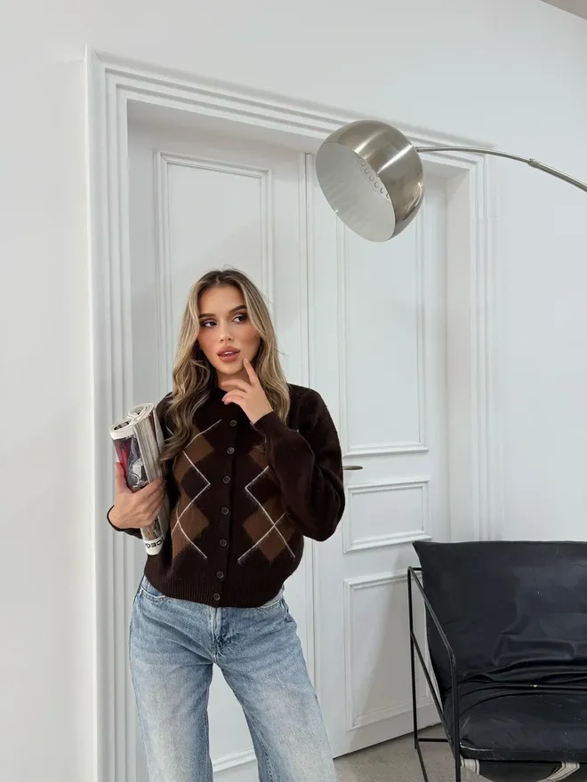 Ezgi Nisantasi Braune Strickjacke Mit Argyle Muster Und Knöpfen Rundhalsausschnitt Großhandelskleidung Lässig