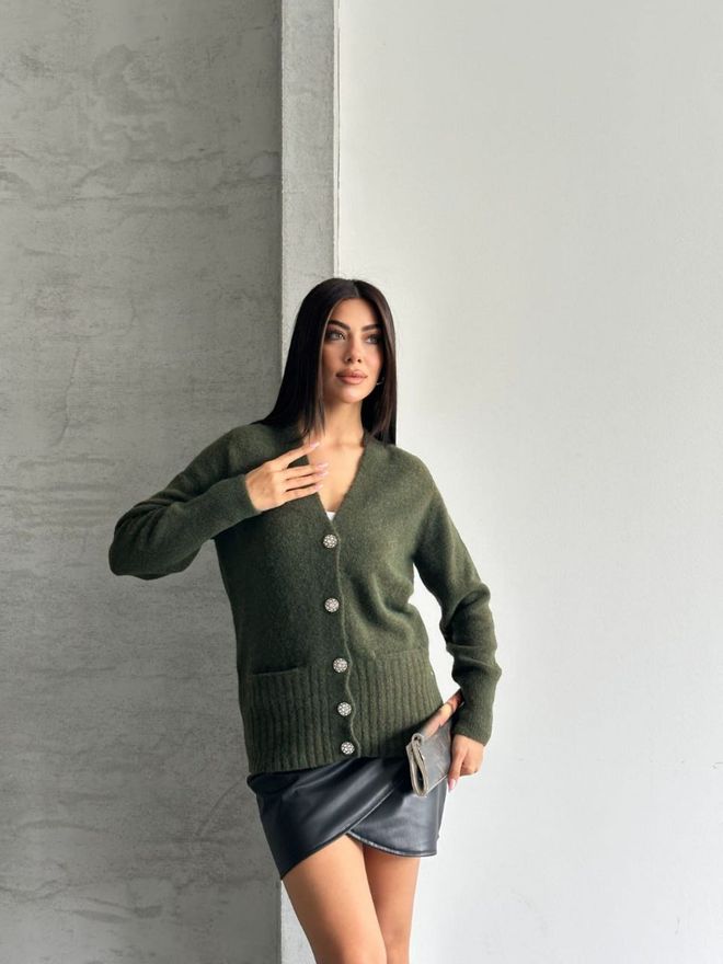 Ezgi Nisantasi Yeşil V Yakalı Düğmeli Hırka İle Yama Cepler Toptan Giyim Gündelik