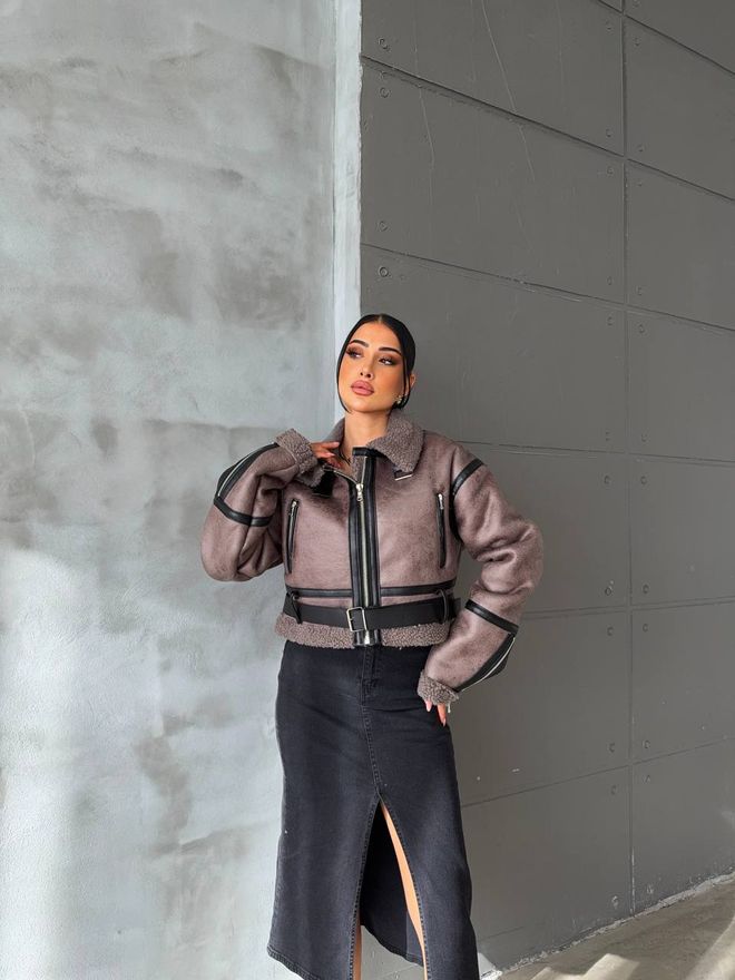 Ezgi Nisantasi Braune Jeansjacke Bomber Mit Reißverschlusstaschen Großhandelskleidung Lässig