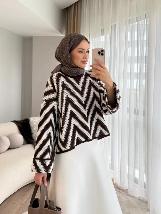 Ezgi Nisantasi Črni Oversized Fit Črtast Pulover Z Ovratnikom Z Okroglim Ovratnikom In Redno Dolžino Oblačila na debelo Skromno