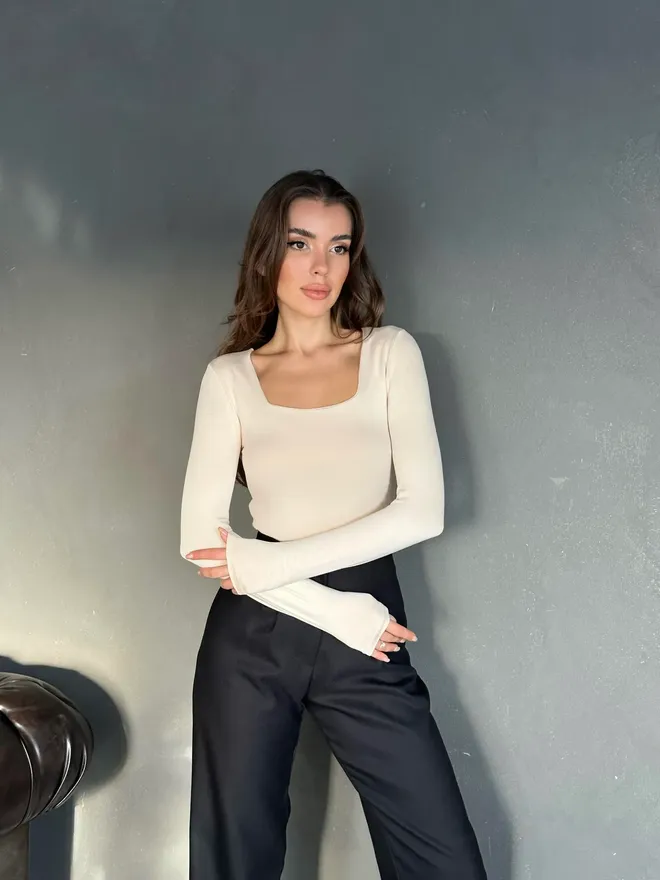 Ezgi Nisantasi Beige Elegante Slim Fit Bluse Mit Quadratischem Ausschnitt Großhandelskleidung Lässig
