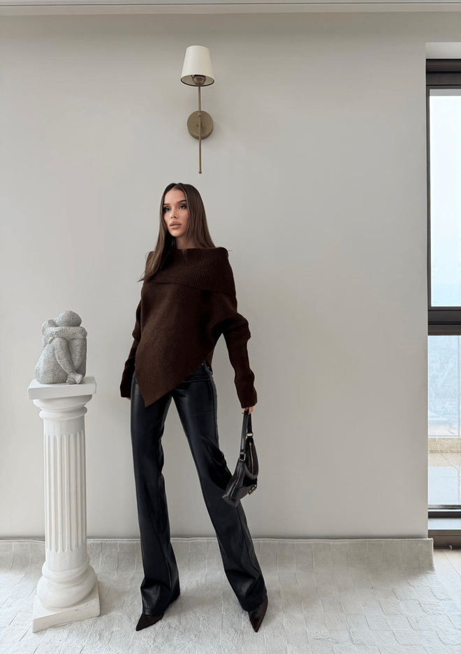 Ezgi Nisantasi Brauner Pullover Mit Oversized Passform Und Bootsausschnitt Großhandelskleidung Lässig