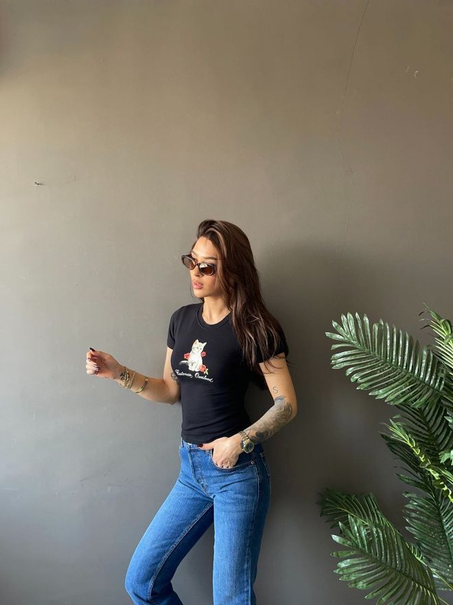 Ezgi Nisantasi Schwarz Lässig Niedlich T Shirt Slim Fit Rundhalsausschnitt Großhandelskleidung Lässig