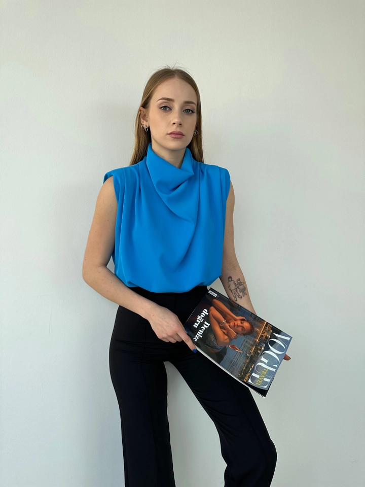 Bir model, Ezgi Nisantasi toptan giyim markasının EZG10040 - Padded Blouse toptan Bluz ürününü sergiliyor.