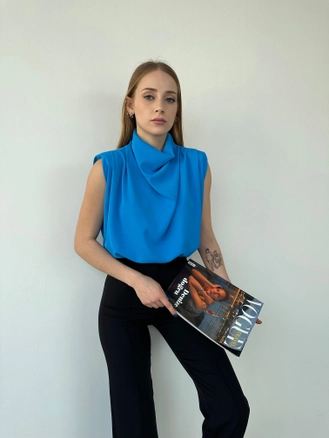 A model wears EZG10040 - Padded Blouse, wholesale Blouse of Ezgi Nisantasi to display at Lonca
