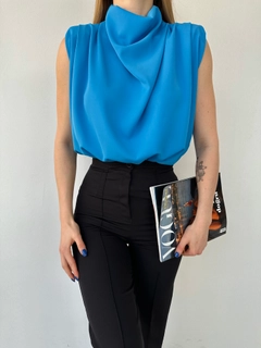 Bir model, Ezgi Nisantasi toptan giyim markasının EZG10040 - Padded Blouse toptan Bluz ürününü sergiliyor.