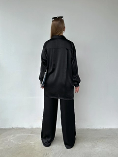 Bir model, Ezgi Nisantasi toptan giyim markasının EZG10043 - Satin Shirt Suit - Black toptan Gömlek ürününü sergiliyor.