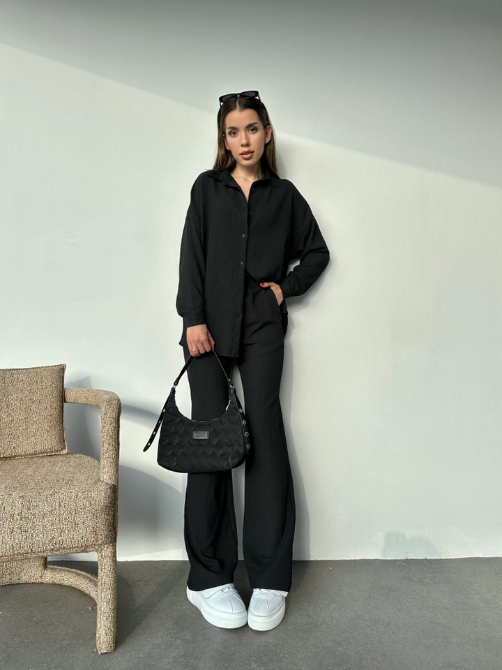 Een kledingmodel uit de groothandel draagt EZG10084 - Shirt Suit - Black, Turkse groothandel Pak van Ezgi Nisantasi