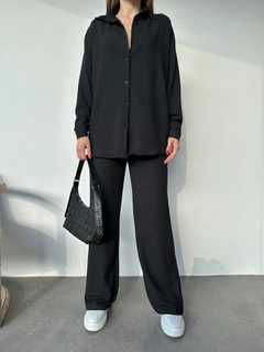 Bir model, Ezgi Nisantasi toptan giyim markasının EZG10084 - Shirt Suit - Black toptan Takım ürününü sergiliyor.