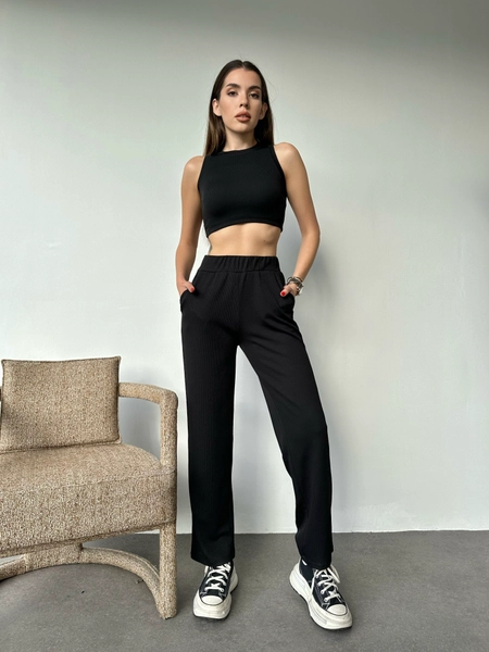 A model wears EZG10089 - Crop Suit - Black, wholesale Crop Top of Ezgi Nisantasi to display at Lonca