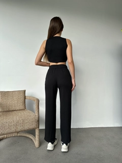 Bir model, Ezgi Nisantasi toptan giyim markasının EZG10089 - Crop Suit - Black toptan Crop Top ürününü sergiliyor.