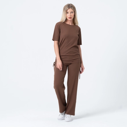 A model wears EZG10011 - Shirred Suit, wholesale Suit of Ezgi Nisantasi to display at Lonca