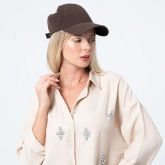 Bir model, Ezgi Nisantasi toptan giyim markasının EZG10020 - Stone Linen Shirt toptan Gömlek ürününü sergiliyor.
