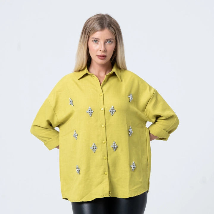 Bir model, Ezgi Nisantasi toptan giyim markasının EZG10021 - Stone Linen Shirt toptan Gömlek ürününü sergiliyor.