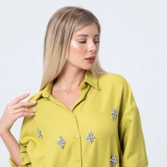 Een kledingmodel uit de groothandel draagt EZG10021 - Stone Linen Shirt, Turkse groothandel Shirt van Ezgi Nisantasi