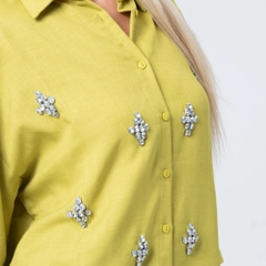 Ein Bekleidungsmodell aus dem Großhandel trägt EZG10021 - Stone Linen Shirt, türkischer Großhandel Hemd von Ezgi Nisantasi