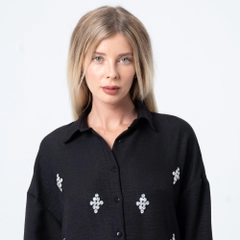 Bir model, Ezgi Nisantasi toptan giyim markasının EZG10022 - Linen Stone Shirt toptan Gömlek ürününü sergiliyor.