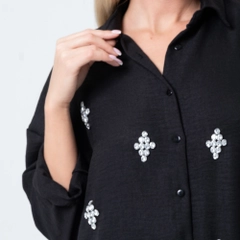 Bir model, Ezgi Nisantasi toptan giyim markasının EZG10022 - Linen Stone Shirt toptan Gömlek ürününü sergiliyor.