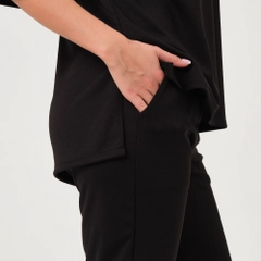 Bir model, Ezgi Nisantasi toptan giyim markasının EZG10025 - Double Arm-Leg Set toptan Takım ürününü sergiliyor.