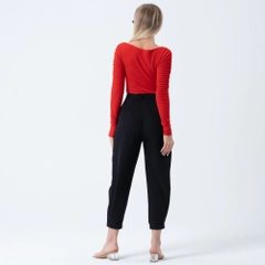 Bir model, Ezgi Nisantasi toptan giyim markasının EZG10026 - Button Detailed Trousers With Pocket Cover toptan Pantolon ürününü sergiliyor.