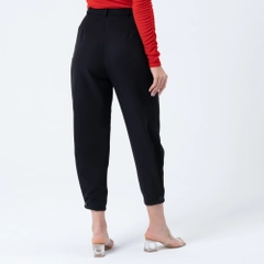 Bir model, Ezgi Nisantasi toptan giyim markasının EZG10026 - Button Detailed Trousers With Pocket Cover toptan Pantolon ürününü sergiliyor.