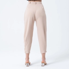 Bir model, Ezgi Nisantasi toptan giyim markasının EZG10027 - Button Detailed Trousers With Pocket Cover toptan Pantolon ürününü sergiliyor.