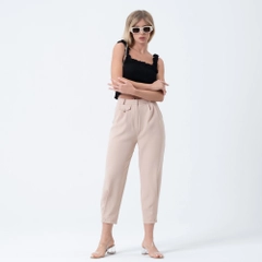 Bir model, Ezgi Nisantasi toptan giyim markasının EZG10027 - Button Detailed Trousers With Pocket Cover toptan Pantolon ürününü sergiliyor.