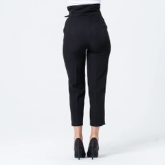 Bir model, Ezgi Nisantasi toptan giyim markasının EZG10034 - Fabric Trousers toptan Pantolon ürününü sergiliyor.
