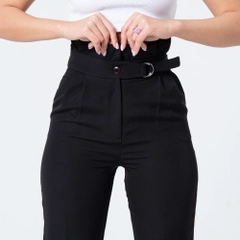 Bir model, Ezgi Nisantasi toptan giyim markasının EZG10034 - Fabric Trousers toptan Pantolon ürününü sergiliyor.