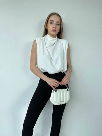 A model wears EZG10039 - Padded Blouse, wholesale Blouse of Ezgi Nisantasi to display at Lonca