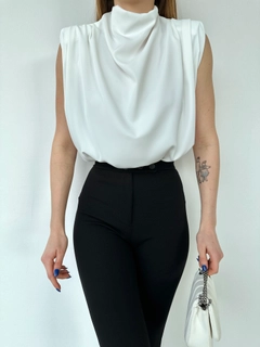 Hurtowa modelka nosi EZG10039 - Padded Blouse, turecka hurtownia Bluza firmy Ezgi Nisantasi