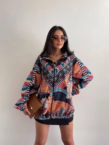 A wholesale clothing model wears  Digital Printed Raincoat
, Turkish wholesale Raincoat of Ezgi Nisantasi