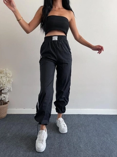 Hurtowa modelka nosi ezg10168-parachute-embroidered-trousers-black, turecka hurtownia Spodnie firmy Ezgi Nisantasi
