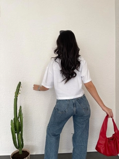 Bir model, Ezgi Nisantasi toptan giyim markasının ezg10264-embroidered-crop toptan Crop Top ürününü sergiliyor.