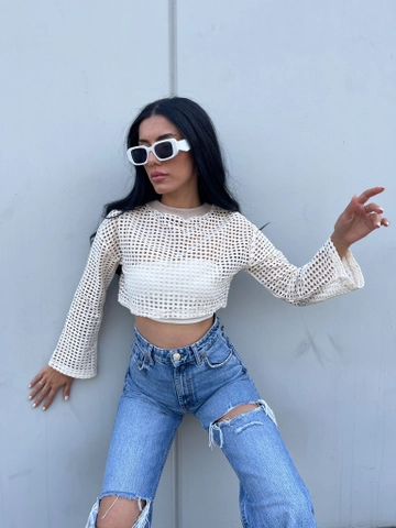 A wholesale clothing model wears  Lace Crop - Cream
, Turkish wholesale Crop Top of Ezgi Nisantasi