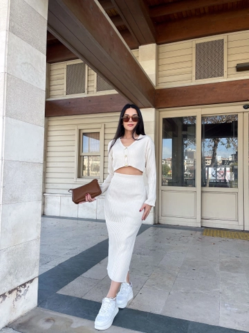 Bir model, Ezgi Nisantasi toptan giyim markasının  Triko Üçlü Takım- Krem
 toptan Takım ürününü sergiliyor.