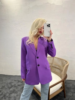 Bir model, Fame toptan giyim markasının FME10187 - Jacket - Purple toptan Ceket ürününü sergiliyor.
