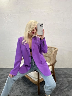 Bir model, Fame toptan giyim markasının FME10187 - Jacket - Purple toptan Ceket ürününü sergiliyor.