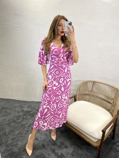 Bir model, Fame toptan giyim markasının FME10219 - Dress - Fuchsia toptan Elbise ürününü sergiliyor.