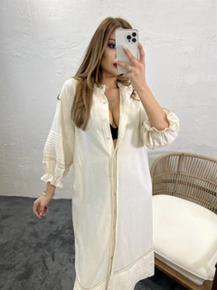 Ένα μοντέλο χονδρικής πώλησης ρούχων φοράει FME10276 - Dress - Beige, τούρκικο Φόρεμα χονδρικής πώλησης από Fame